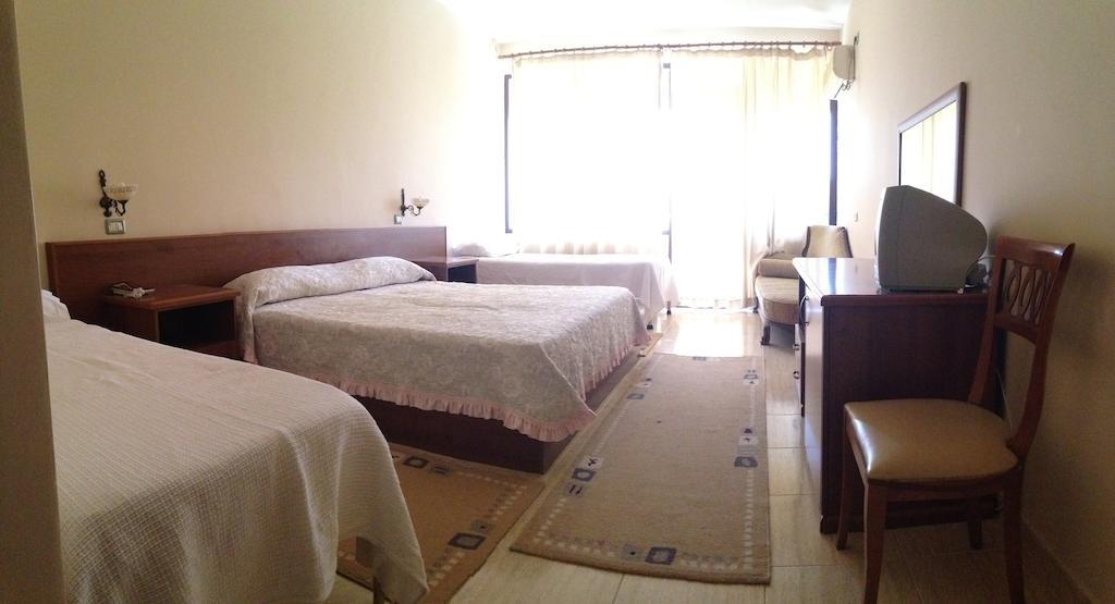 Akropoli Hotel Kryemëdhej Екстериор снимка
