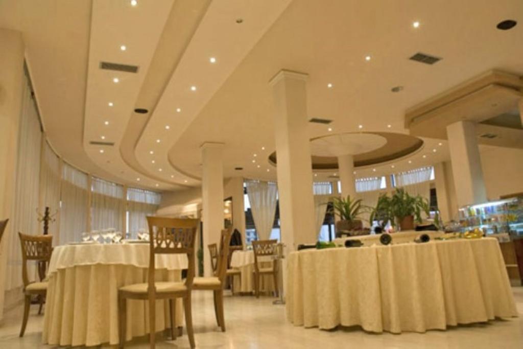 Akropoli Hotel Kryemëdhej Екстериор снимка